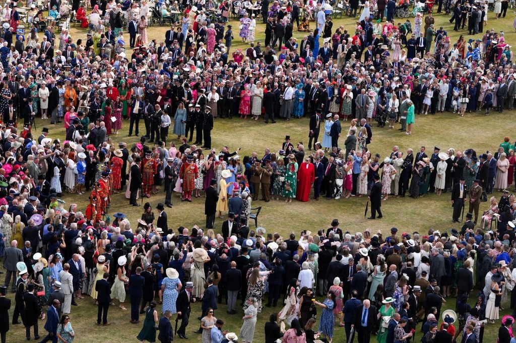 William and Kate walk through crowd at palace garden party